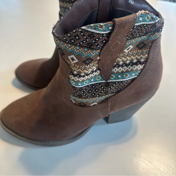 Jellypop Size 9 Brown Western Heeled Ankle Booties Cowgirl Woven Fabric Teal - Picture 1 of 7